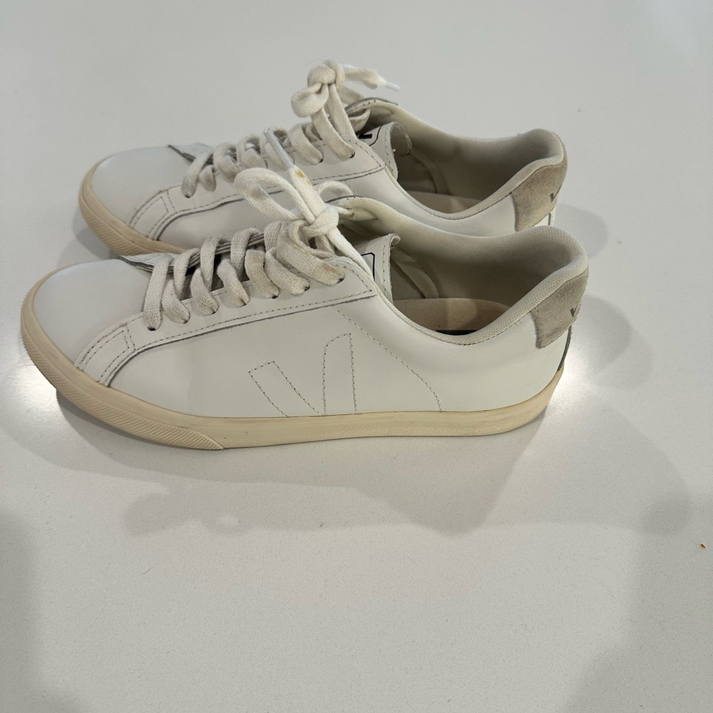 Veja Esplar leather logo sneaker in extra white sz38
